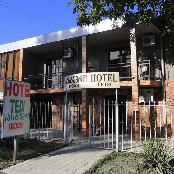 Hotel Tedi 克瓦雷利 外观 照片