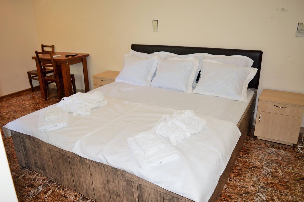 Hotel Tedi 克瓦雷利 外观 照片
